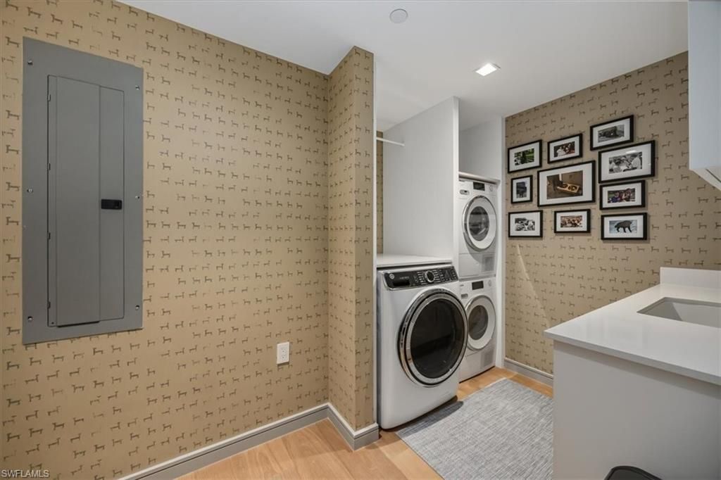 Interior, Recessed Lighting, Washer, Wood Texture Flooring