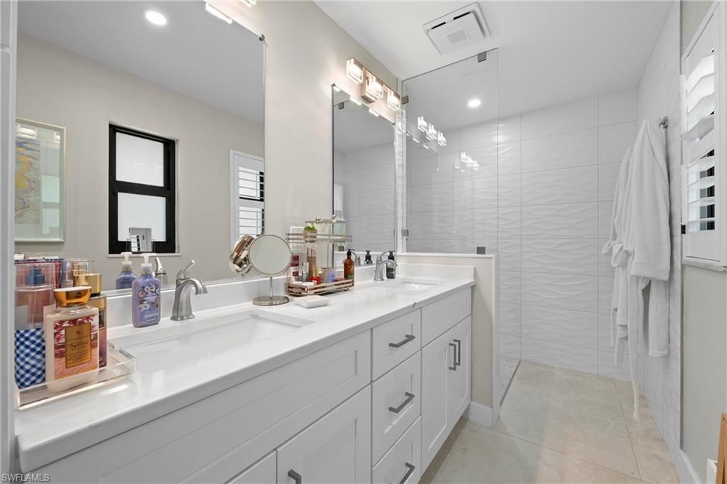 Bathroom, Dual Sink Vanities, Interior, Recessed Lighting