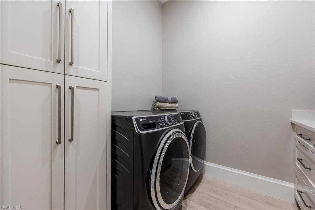 Interior, Washer, Wood Texture Flooring