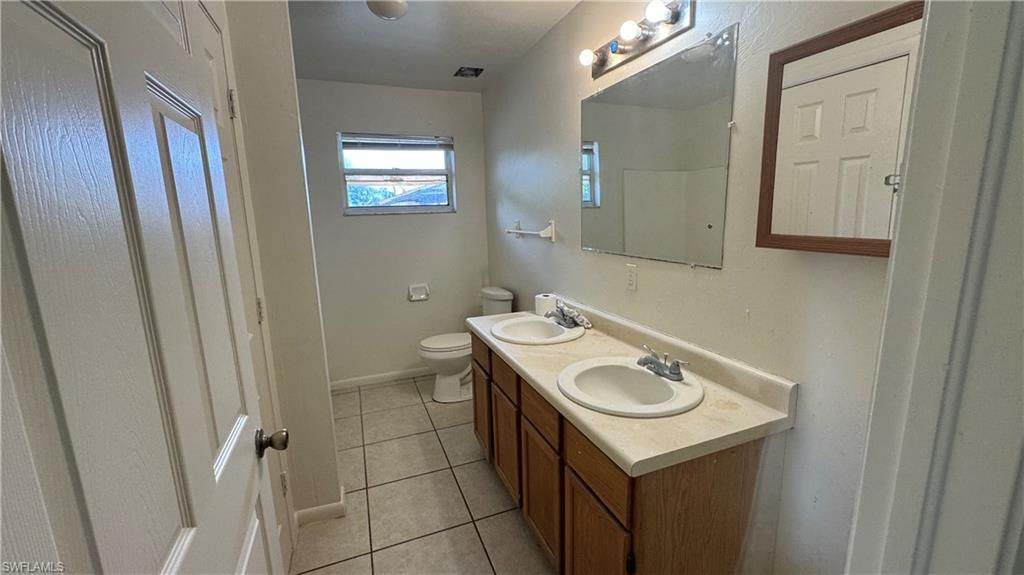 Bathroom, Dual Sink Vanities, Interior