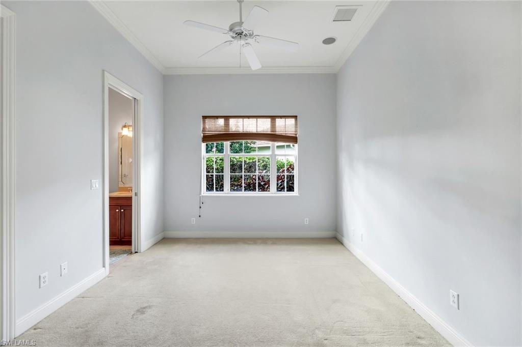 Empty room, Interior
