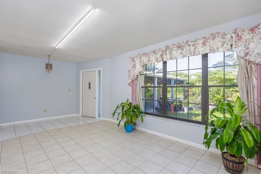 Empty room, Interior