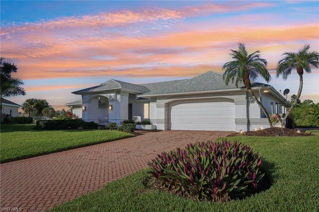 Attached, Exterior, Facade, Ranch