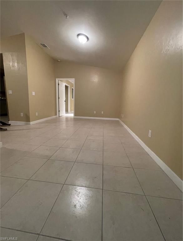 Empty room, Interior