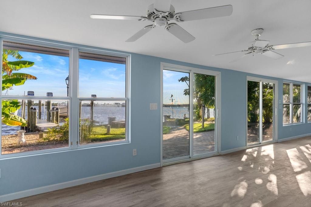 Empty room, Interior, Sun Room, Water, Wood Texture Flooring