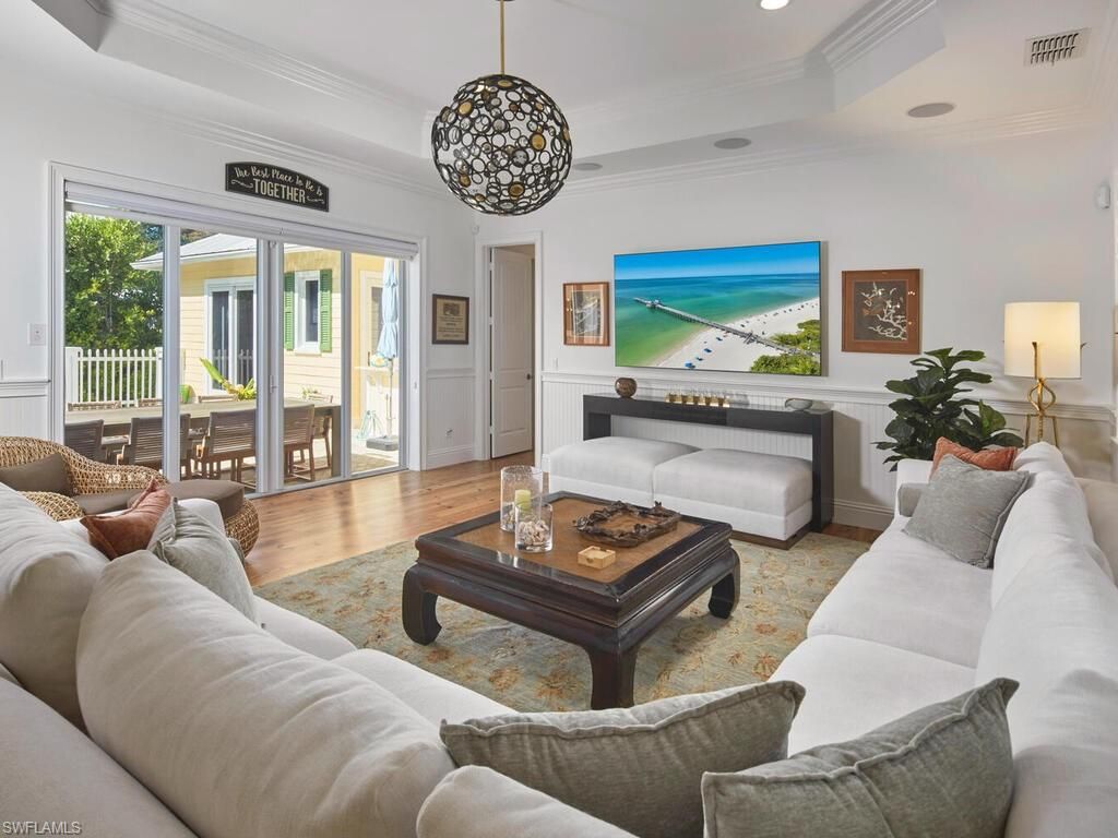 Interior, Living room, Pendant Lights, Recessed Lighting, Wood Texture Flooring