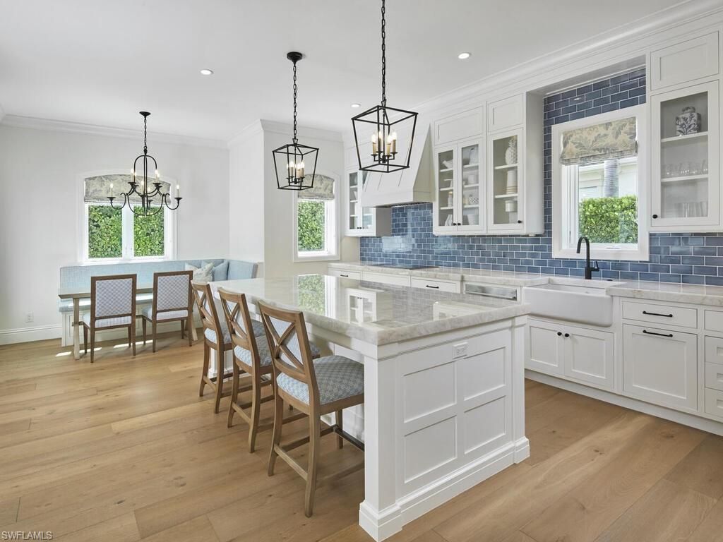 Chandelier, Dining room, Interior, Kitchen, Pendant Lights, Recessed Lighting, Wood Texture Flooring