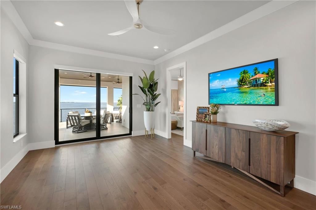 Interior, Recessed Lighting, Water, Wood Texture Flooring