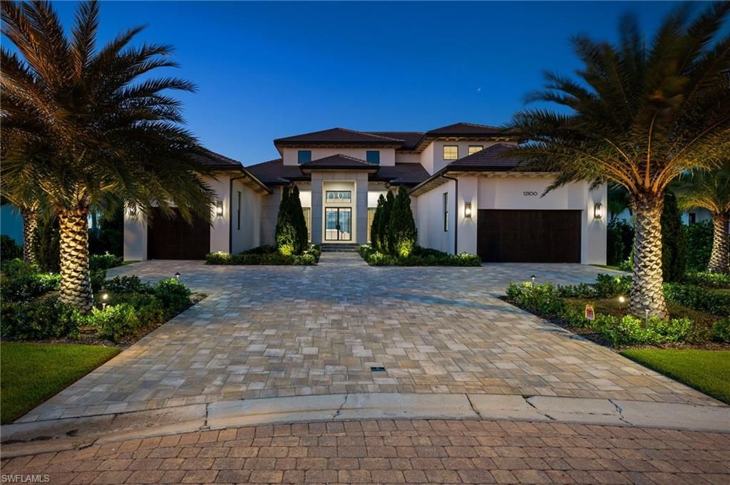 Attached, Exterior, Facade, Mediterranean