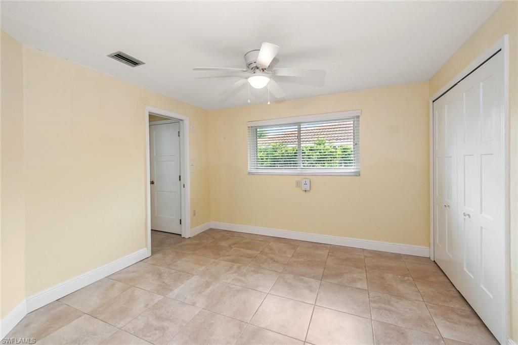 Empty room, Interior