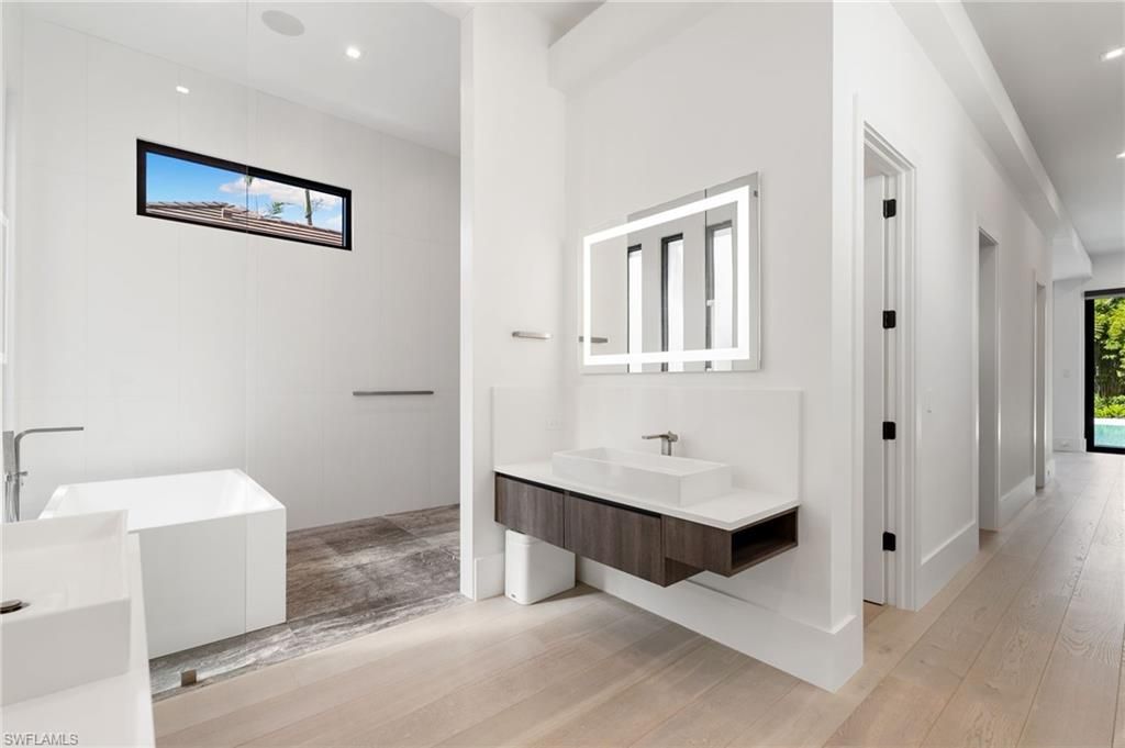 Bathroom, Interior, Recessed Lighting, Wood Texture Flooring