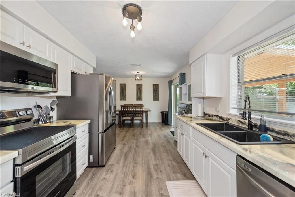 Chandelier, Dining room, Interior, Kitchen, Stainless Steel Appliances, Wood Texture Flooring