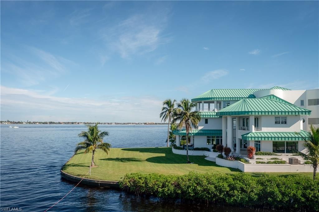 Exterior, Facade, Mediterranean