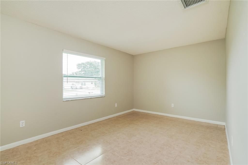 Empty room, Interior