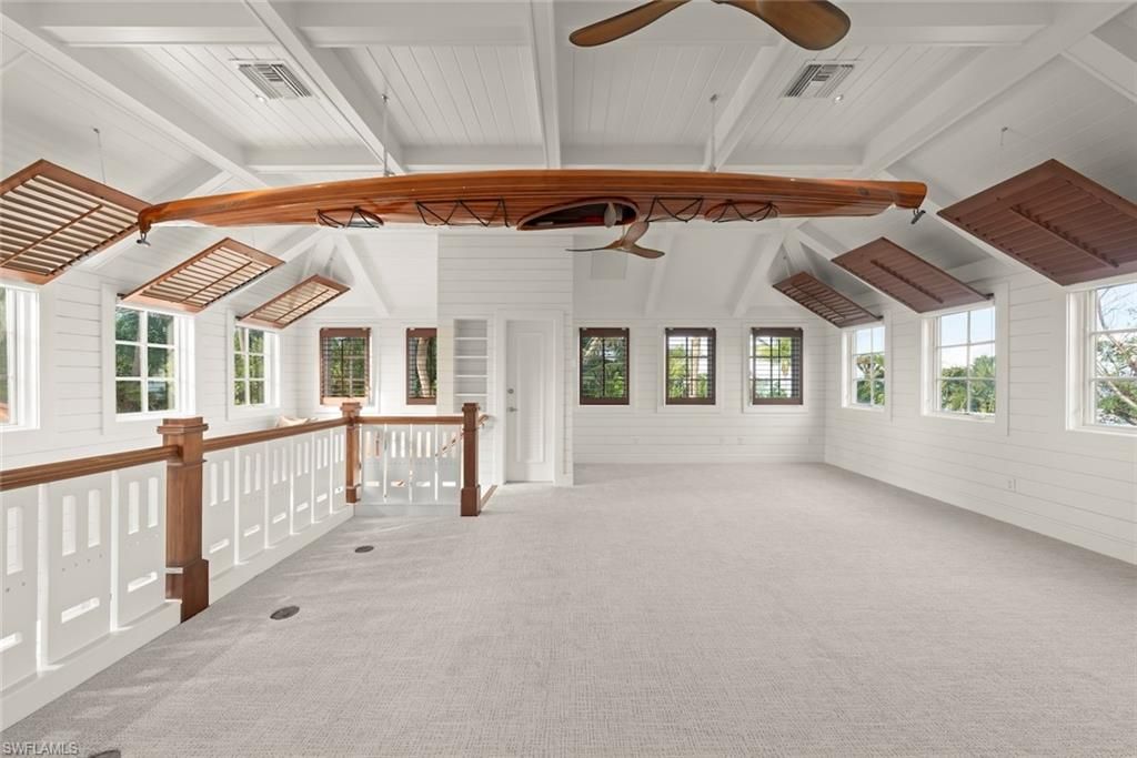 Empty room, Interior, Wooden Beams