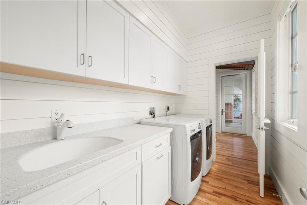 Interior, Washer, Wood Texture Flooring