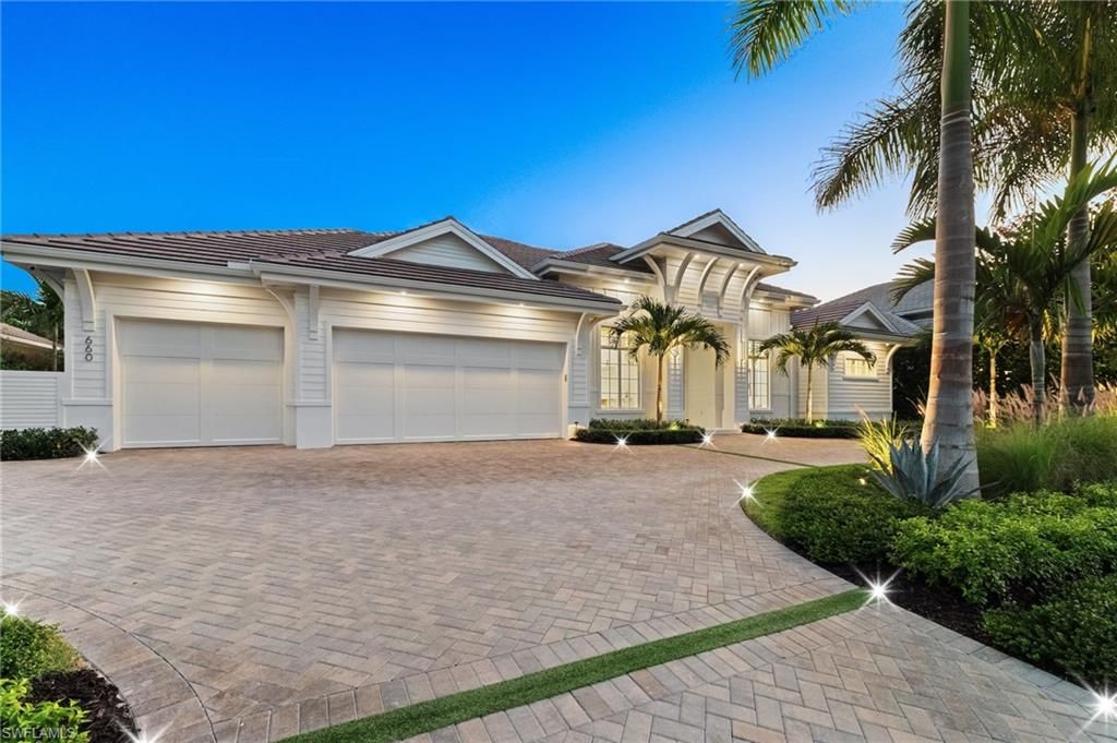 Attached, Exterior, Facade, Mediterranean