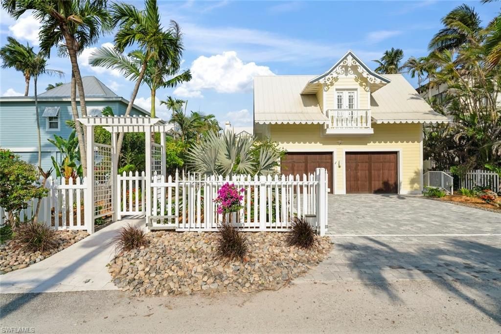 Attached, Exterior, Facade, Queen Anne Victorian