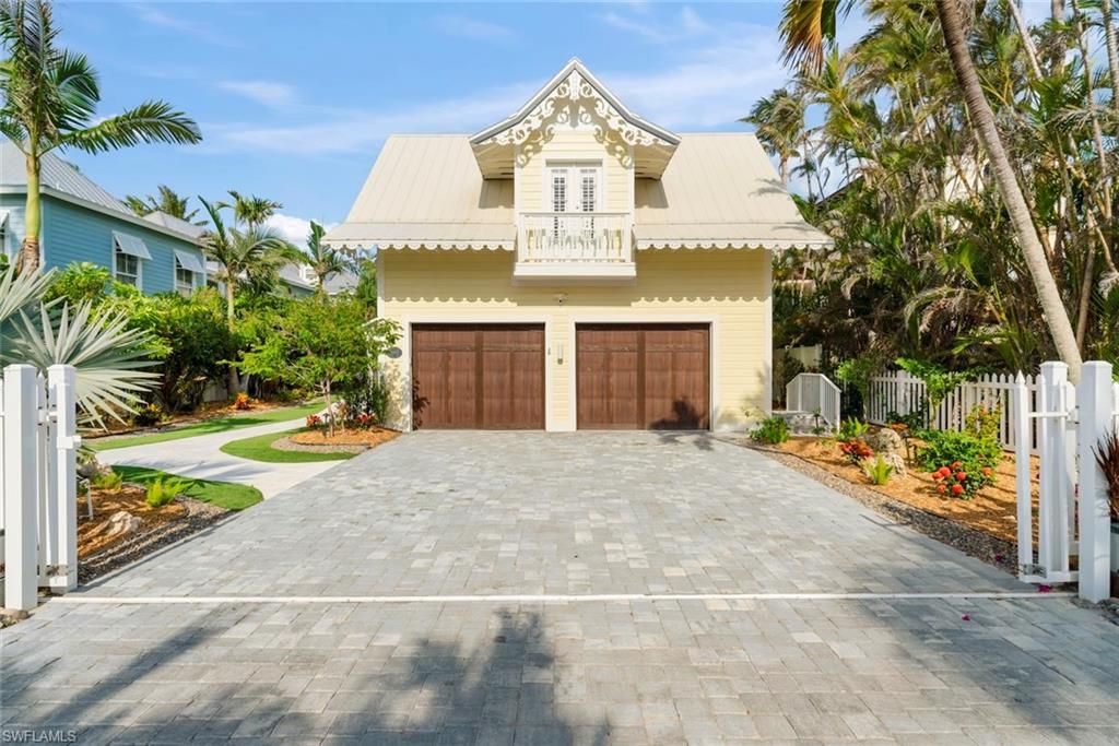 Attached, Exterior, Facade, Mediterranean