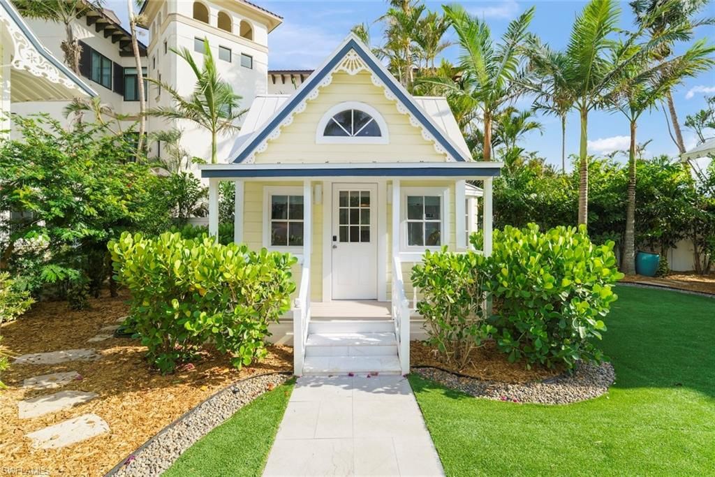 Exterior, Facade, Queen Anne Victorian