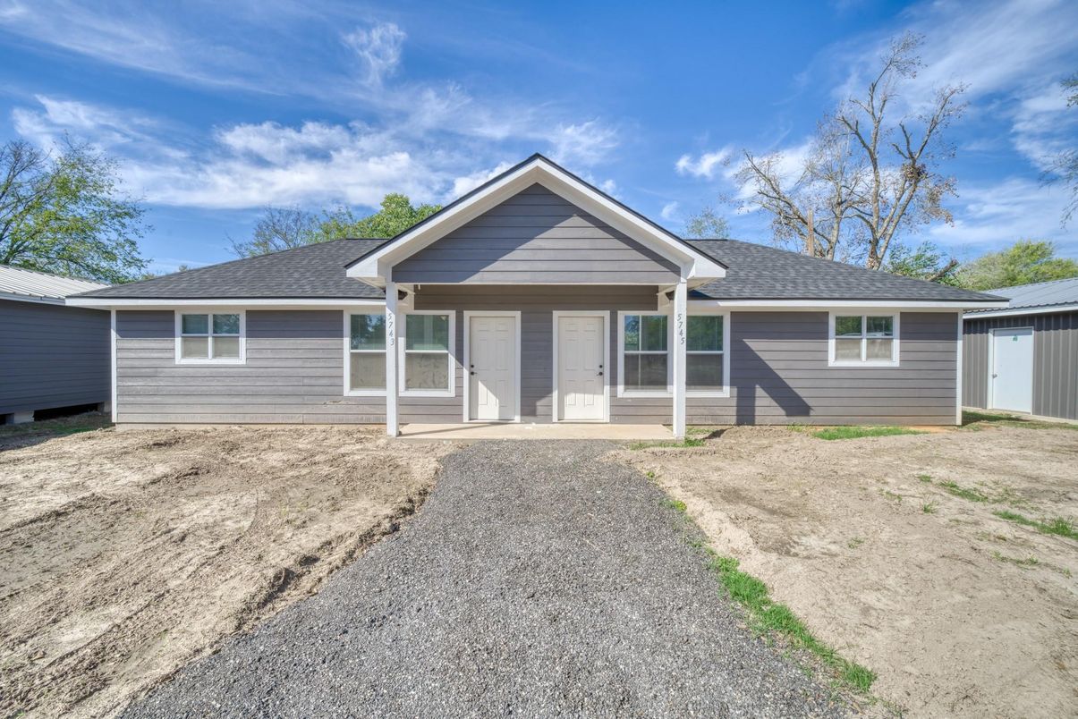 Exterior, Facade, Ranch