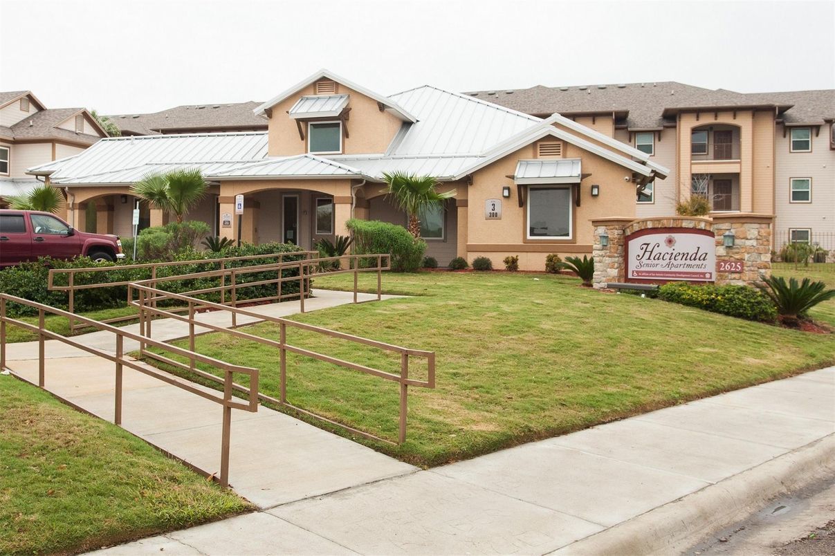 Exterior, Facade, Farmhouse