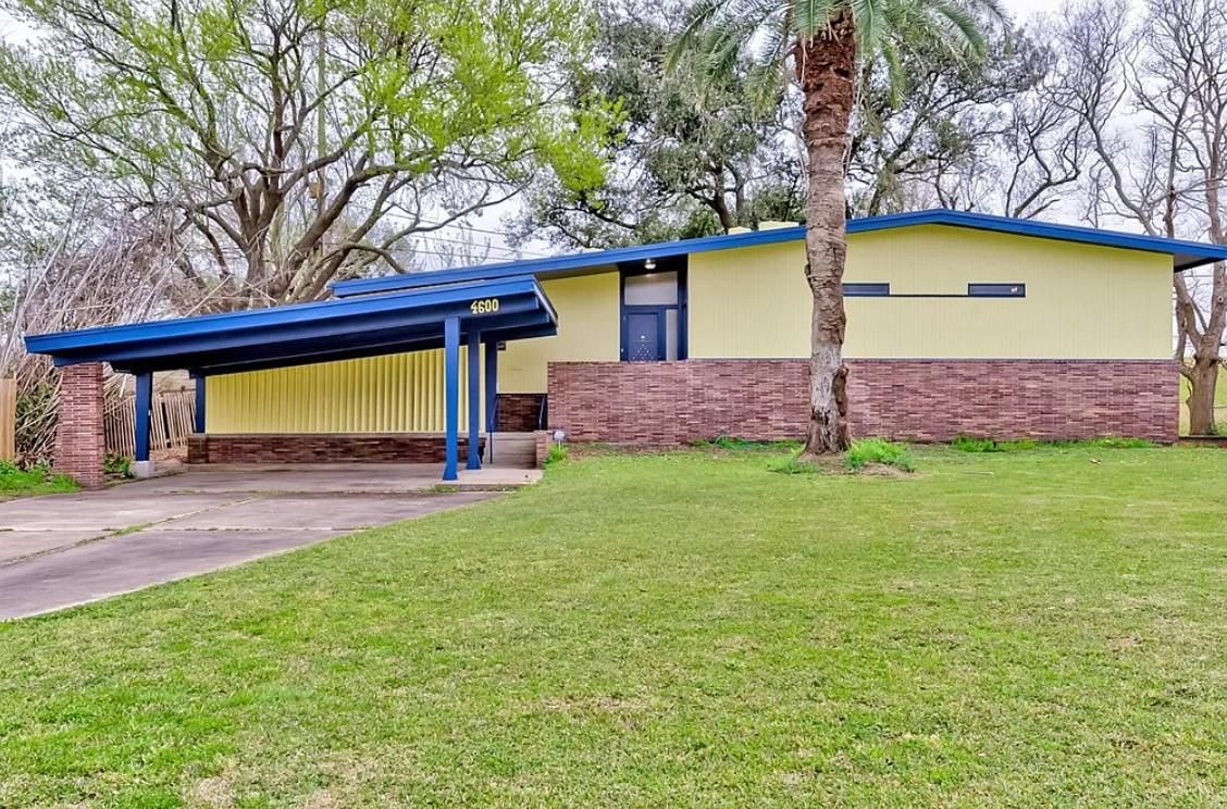 Attached, Backyard, Exterior, Facade, Brick Facade, Ranch