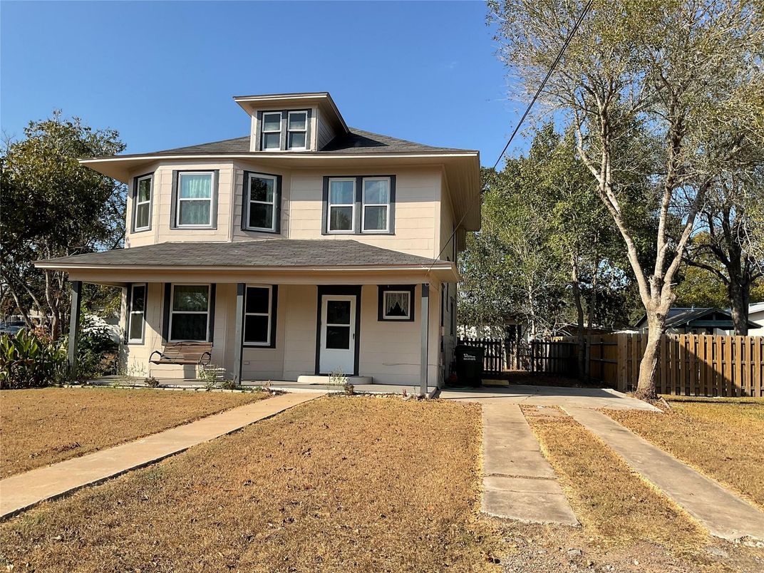 Exterior, Facade, American Foursquare