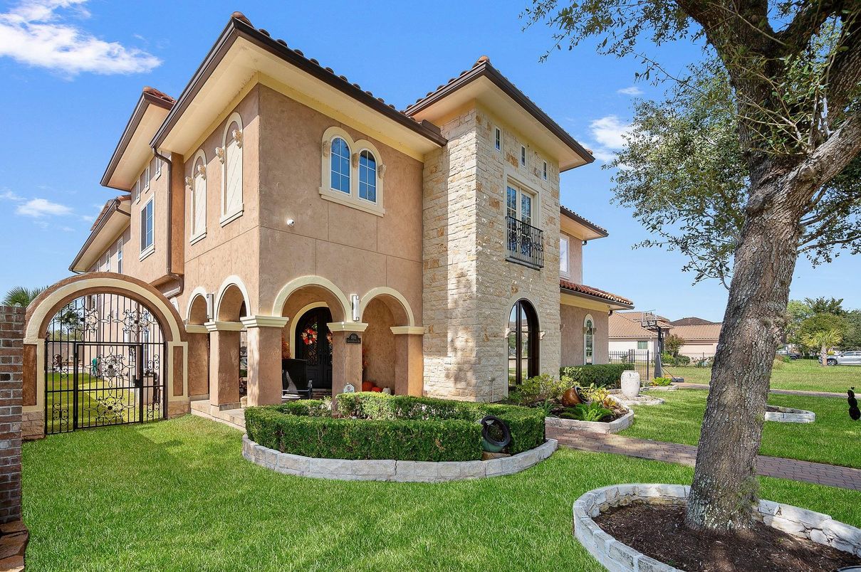 Backyard, Exterior, Facade, Brick Facade, Mediterranean