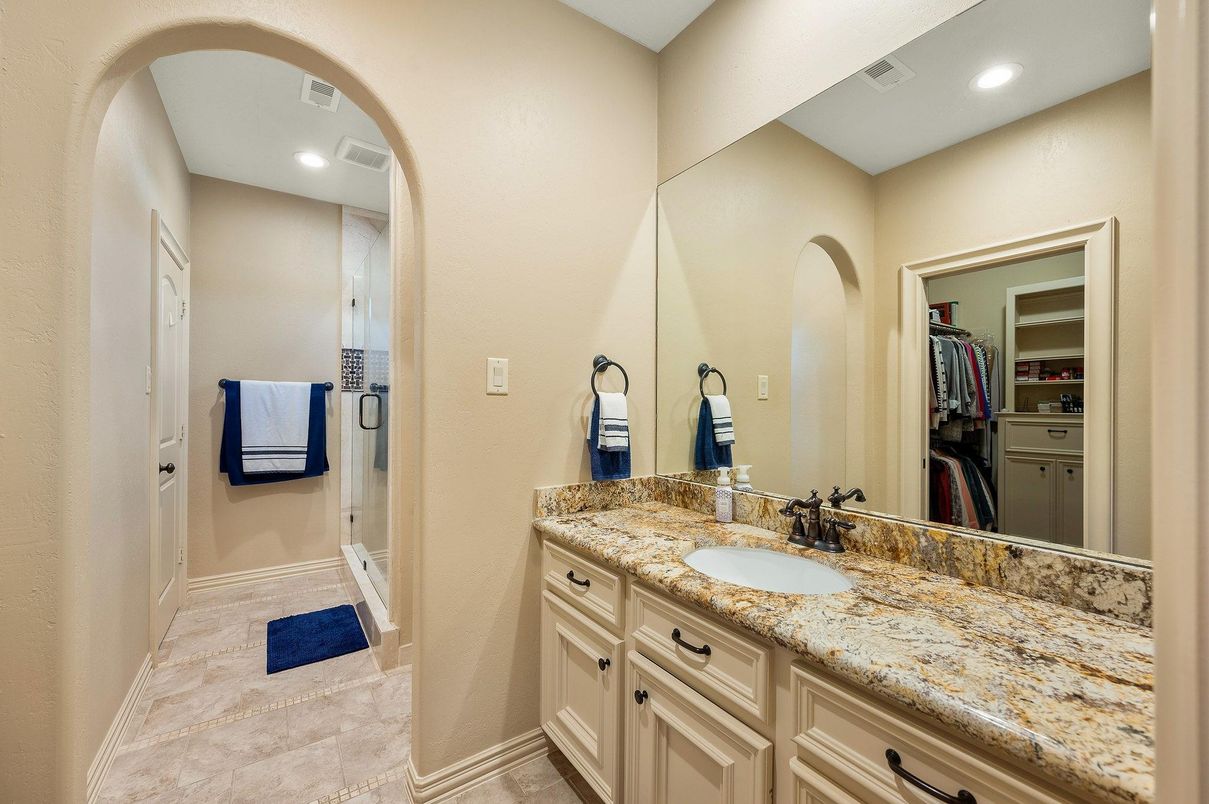 Bathroom, Dual Sink Vanities, Interior, Recessed Lighting