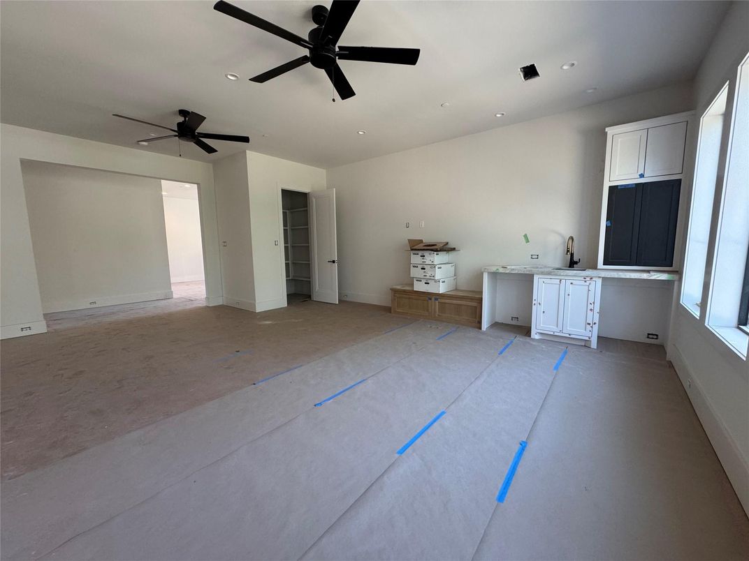 Empty room, Interior, Recessed Lighting