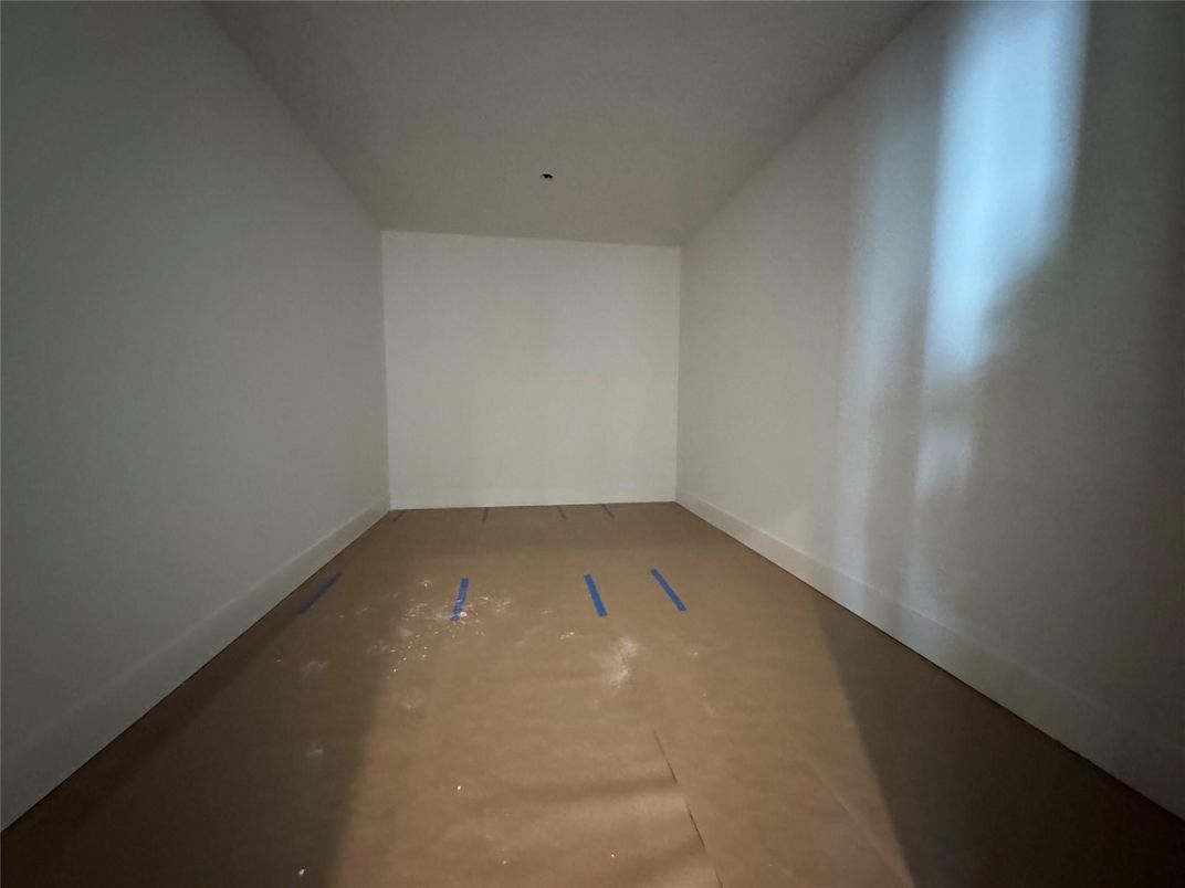 Empty room, Interior