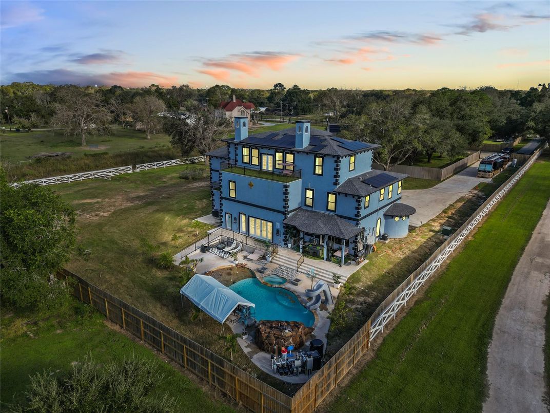 Exterior, Drone
