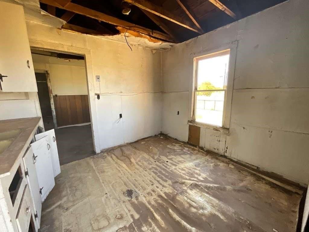 Empty room, Interior, Wooden Beams