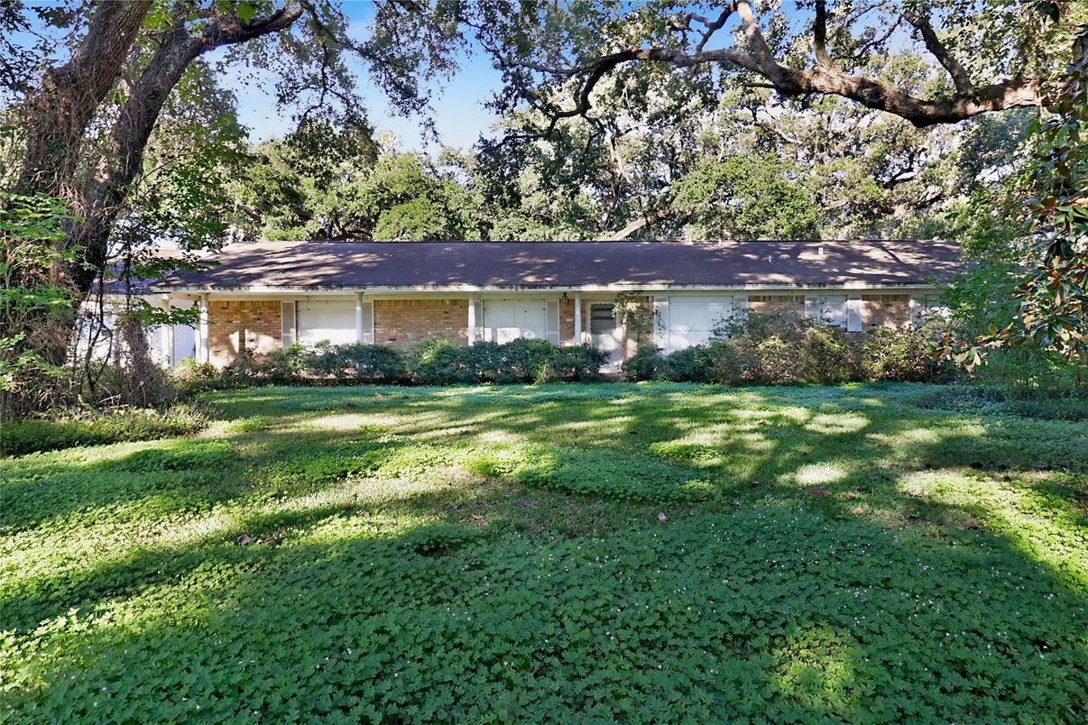 Backyard, Exterior, Facade, Brick Facade, Ranch