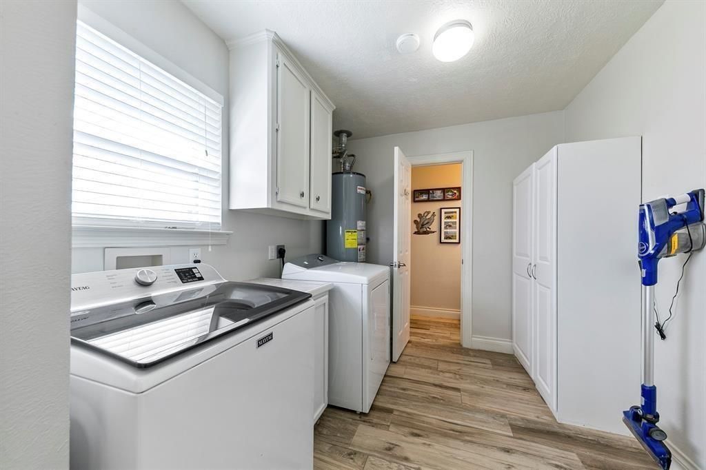Interior, Washer, Wood Texture Flooring