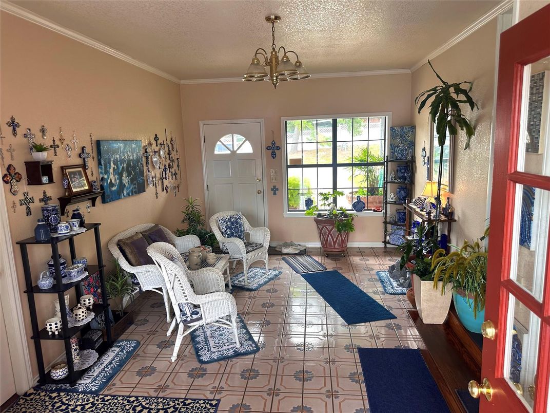 Chandelier, Interior, Living room