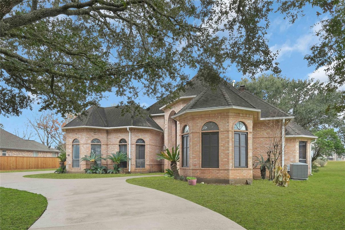 Backyard, Exterior, Facade, Brick Facade, French Provincial