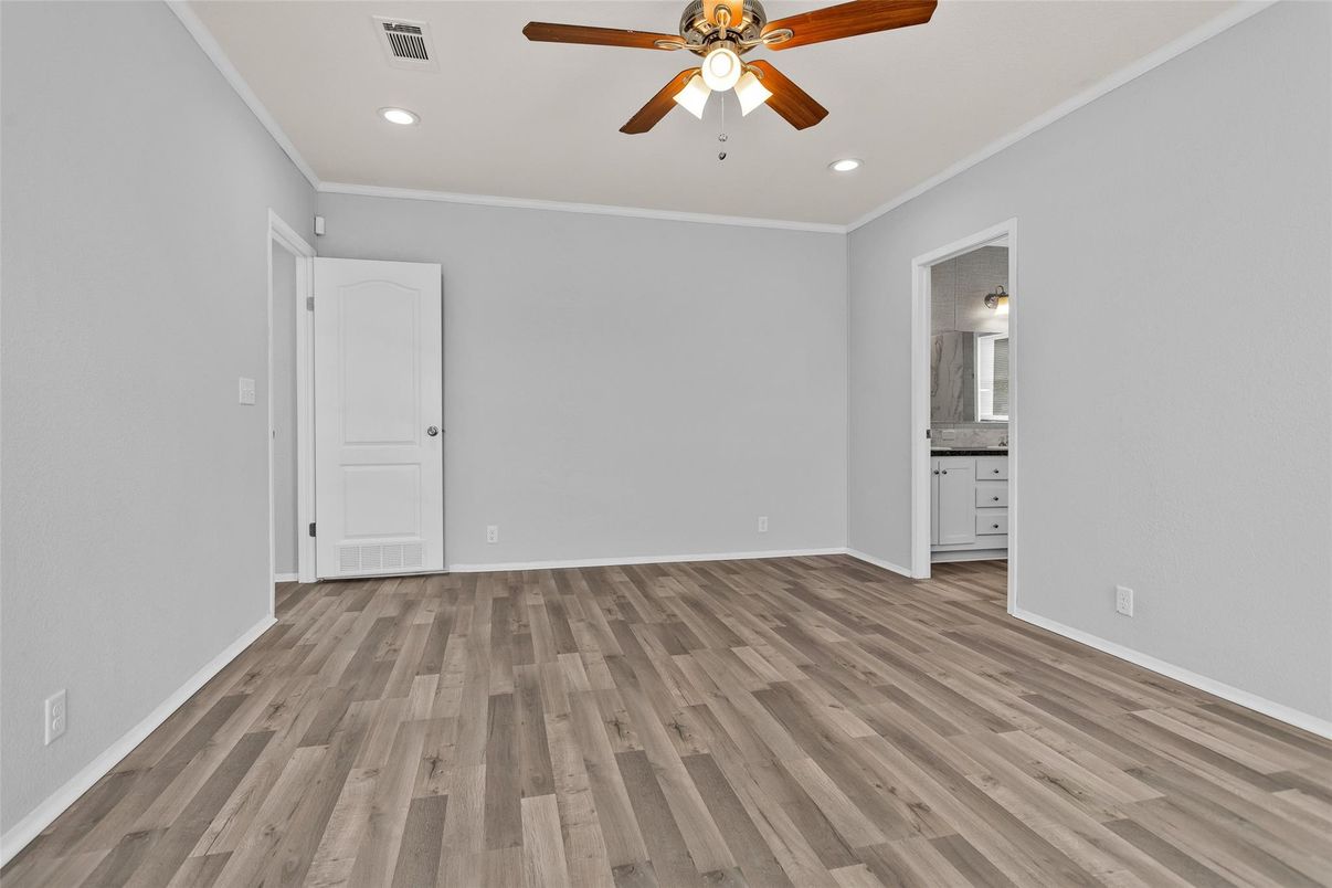 Empty room, Interior, Recessed Lighting, Wood Texture Flooring