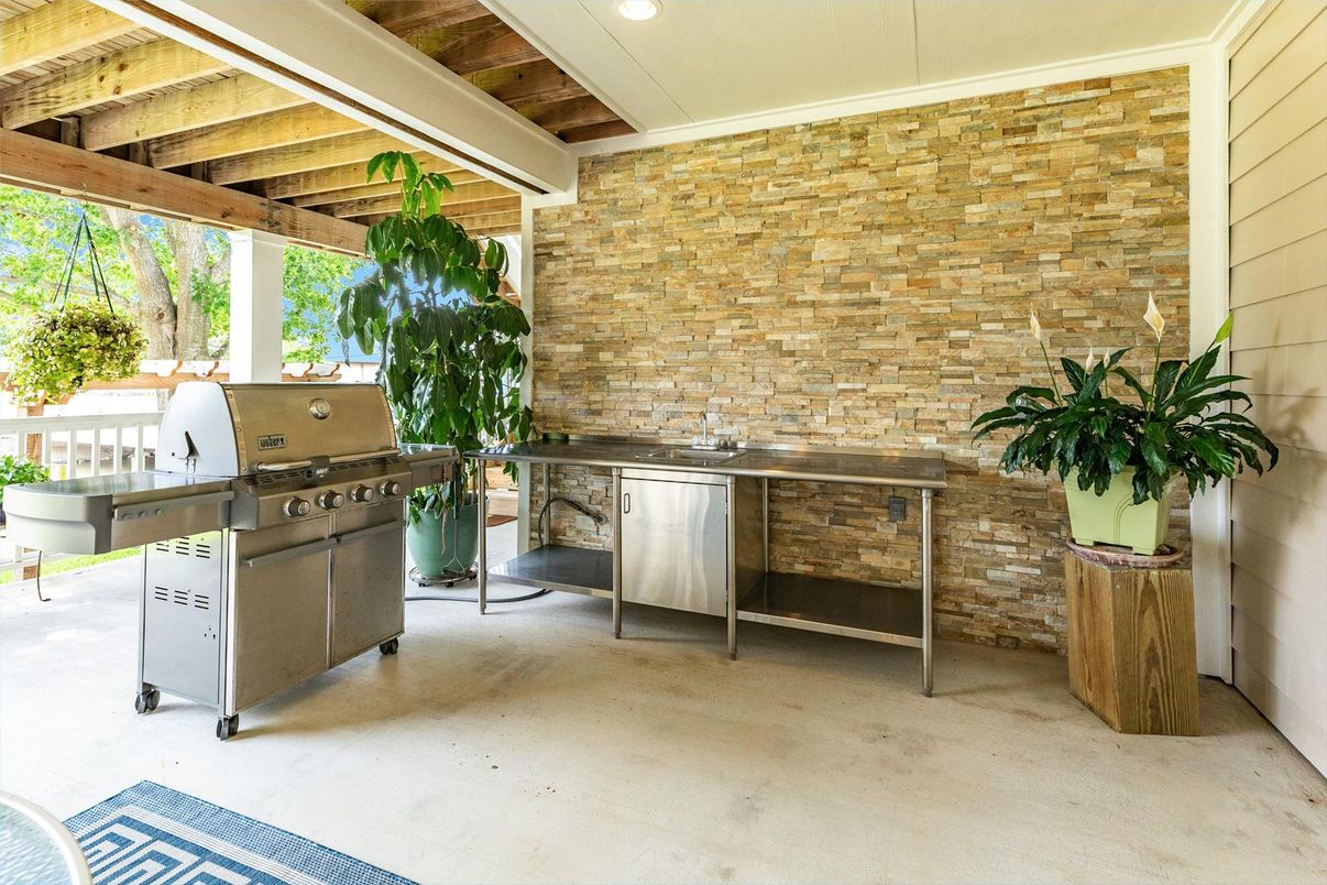 Exterior, Outdoor Kitchen