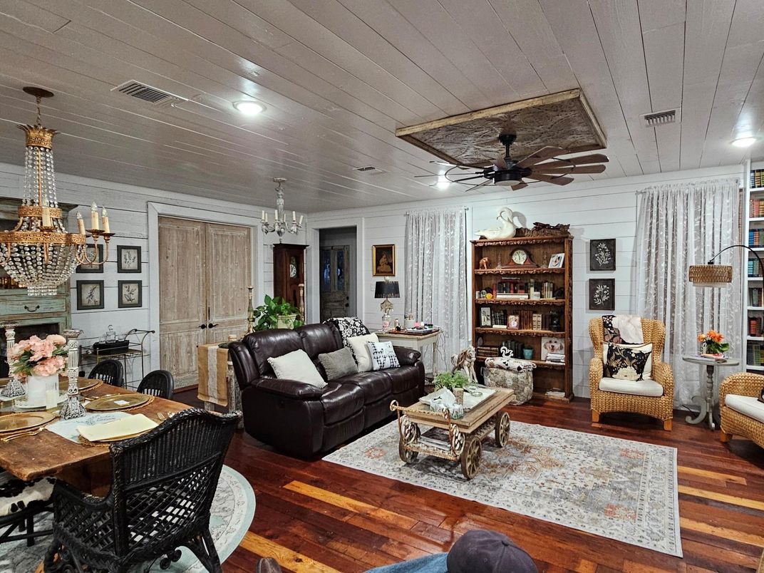 Chandelier, Dining room, Interior, Living room, Recessed Lighting, Wood Texture Flooring