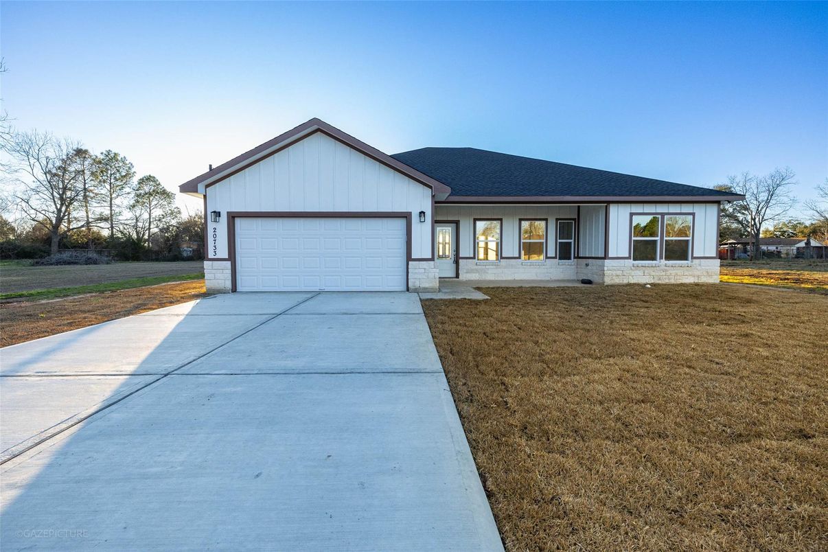 Attached, Exterior, Facade, Ranch