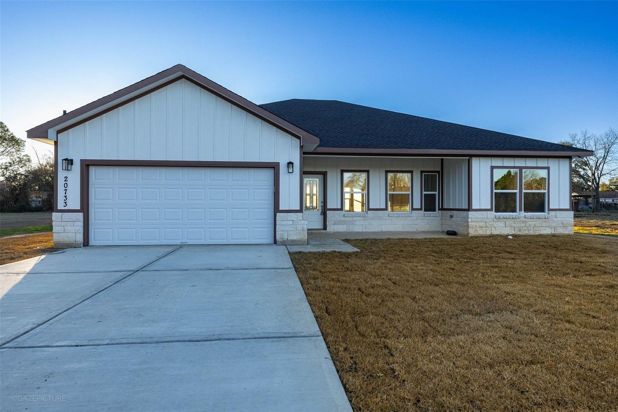 Attached, Exterior, Facade, Farmhouse