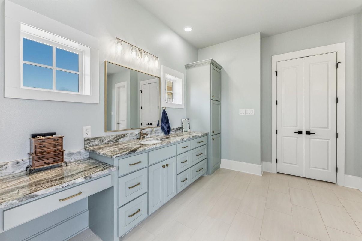 Bathroom, Dual Sink Vanities, Interior, Recessed Lighting