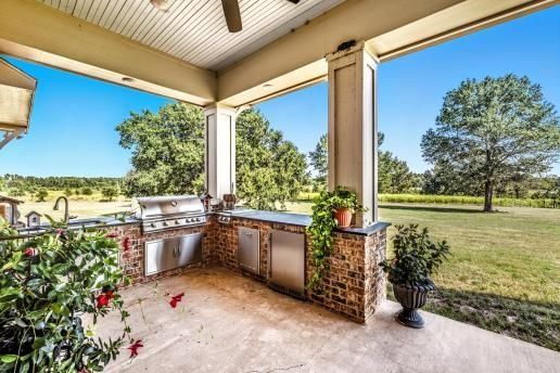 Backyard, Exterior, Outdoor Kitchen