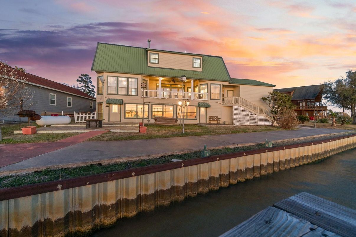 Exterior, Facade, Modern