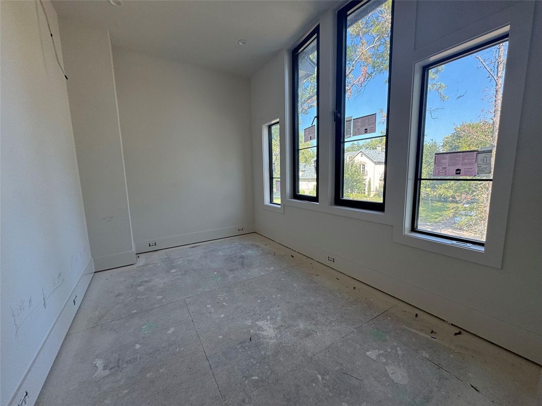 Empty room, Interior