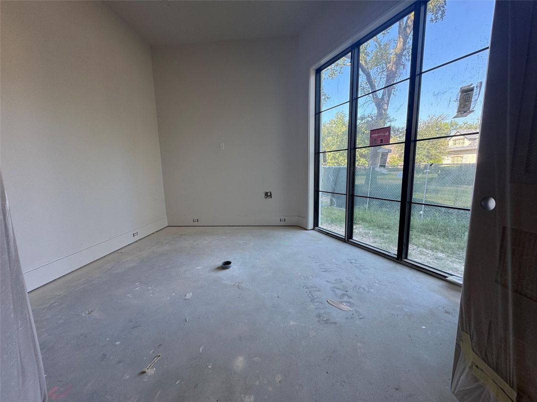 Empty room, Interior