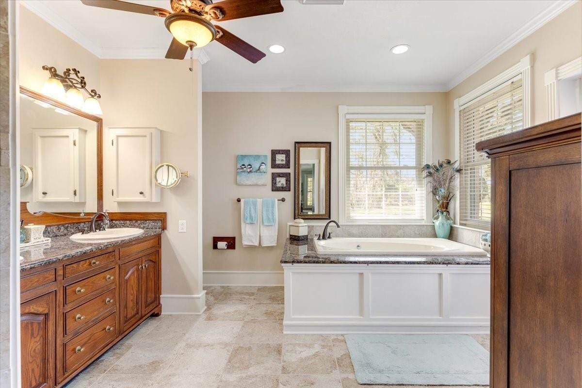 Bathroom, Dual Sink Vanities, Interior, Recessed Lighting