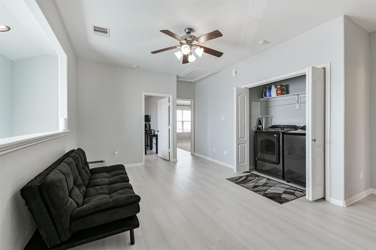 Interior, Recessed Lighting, Washer, Wood Texture Flooring